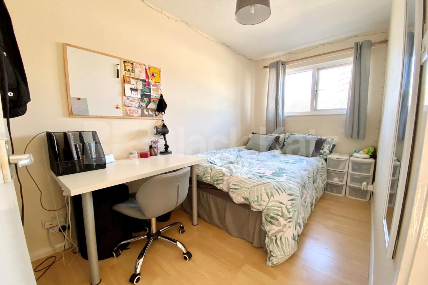 1100 Sq.Ft. of living & entertaining space with hot water & heating included Canterbury Place, Elephant and Castle